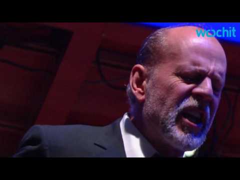 VIDEO : Bruce Willis sings the blues at benefit show