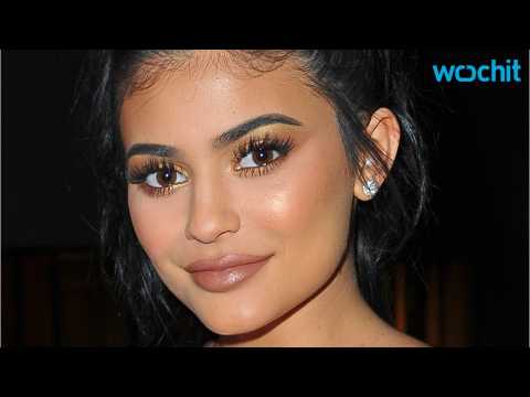 VIDEO : Kylie Jenner Shows Fans Her Making Dinner Outfit