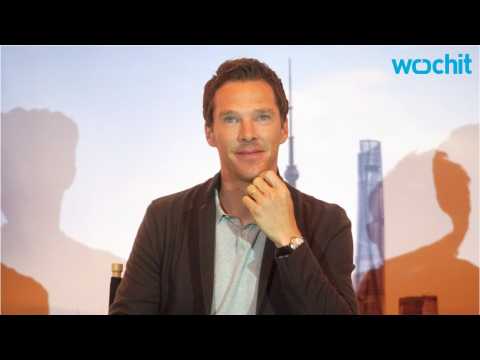 VIDEO : Benedict Cumberbatch Hangs With Puppies