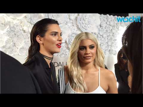 VIDEO : Kendall & Kylie Jenner's Halloween Costumes