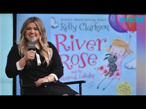 VIDEO : Kelly Clarkson Is On Top Of The World