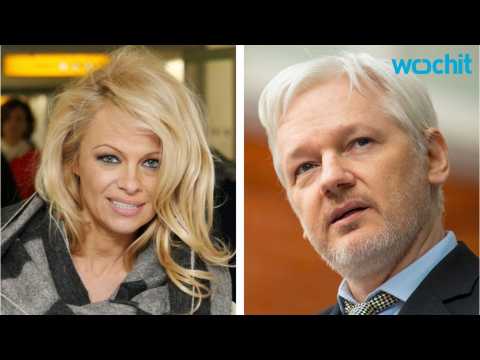 VIDEO : Pamela Anderson buys Julian Assange lunch