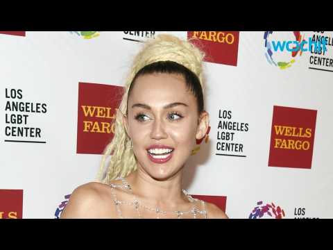 VIDEO : Miley Cyrus And Liam Hemsworth Make First Public Appearance