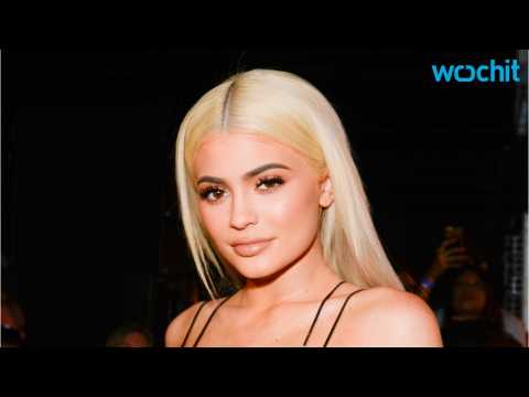 VIDEO : Kylie Jenner Gives North West Her Lip Kit