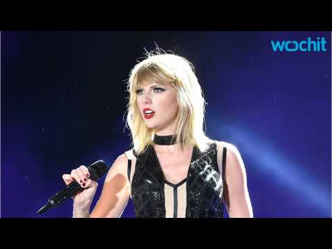 VIDEO : Fans Want To Know Taylor Swift's Vote