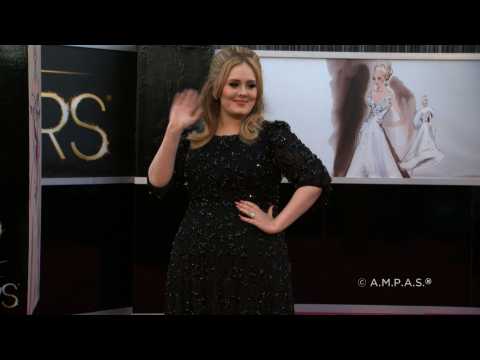 VIDEO : Adele sparks secret wedding rumours