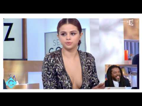 VIDEO : L'incroyable décolleté de Selena Gomez - ZAPPING SEXY DU 16/03/2016