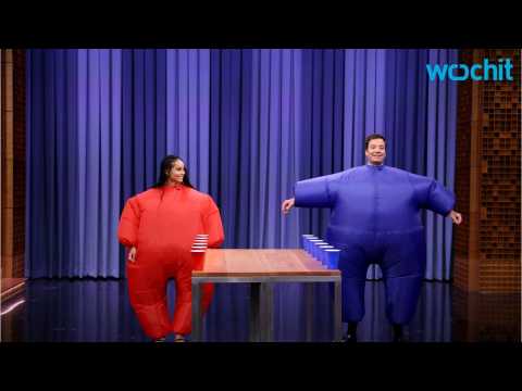 VIDEO : Why Are Zoe Kravitz And Jimmy Fallon Wearing Huge Inflatable Suits?