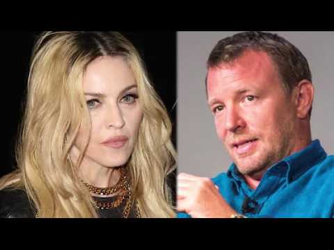 VIDEO : Un juge urge Madonna et Guy Ritchie  trouver un accord dans leur bataille pour la garde de
