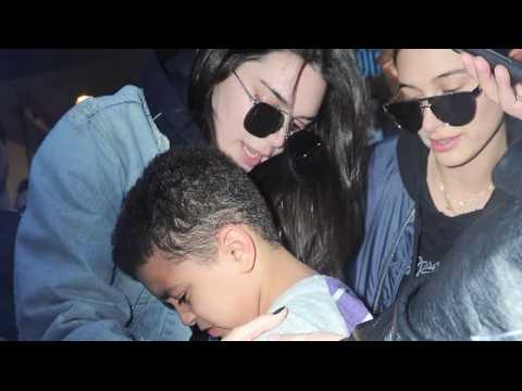 VIDEO : Kendall Jenner réconforte un petit garçon