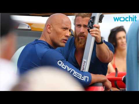 VIDEO : Dwayne Johnson Shares First Pic of Entire 'Baywatch' Cast
