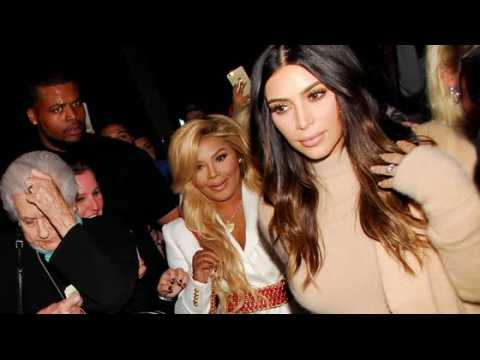 VIDEO : Paparazzi Falls into Kim Kardashian during Frenzy with Lil Kim