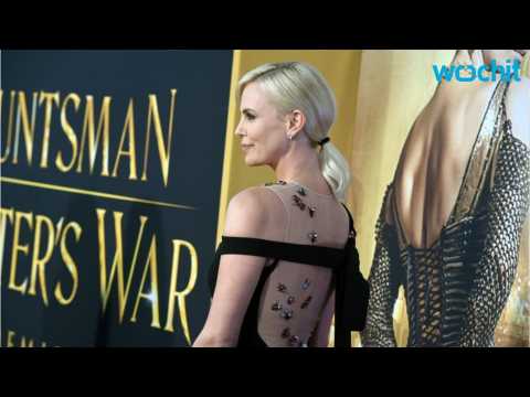 VIDEO : Charlize Theron Rejects Marriage Proposal At Huntsman Premiere
