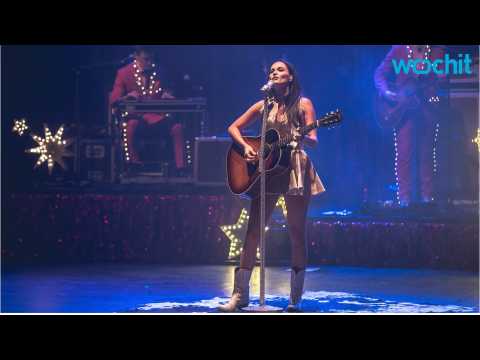 VIDEO : Kacey Musgraves Invites Fans to 