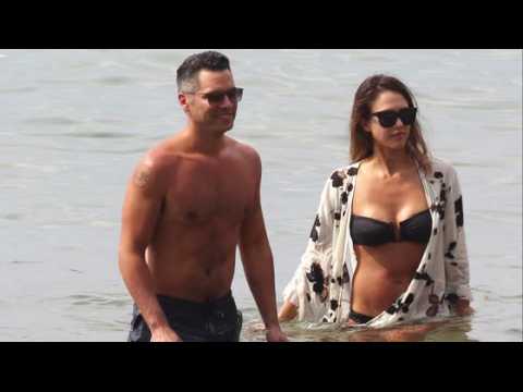 VIDEO : Jessica Alba Shows Off Sexy Body On Vacation With Her Hubby!