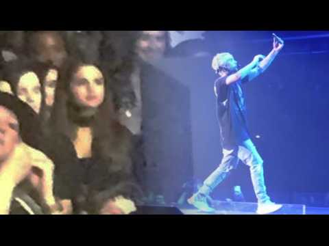 VIDEO : Selena Gomez assiste au concert de Justin Bieber