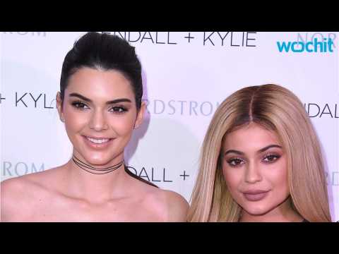 VIDEO : Kendall Jenner Asks Little Sister Kylie for Snapchat Help