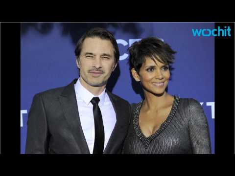 VIDEO : Halle Berry & Oliver Martinez Take Family Vacation Together