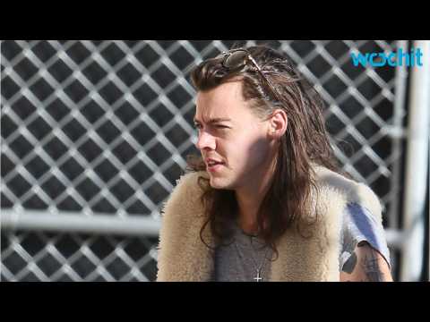 VIDEO : Harry Styles Makes Stop At Saint Laurent