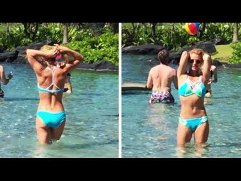 VIDEO : Britney Spears Sports a Bikini in Hawaii