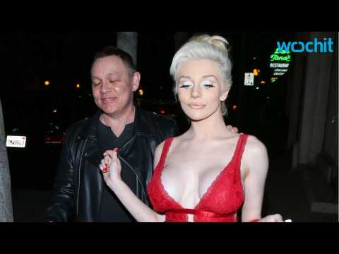 VIDEO : Courtney Stodden Goes Full Frontal Nude to Promote Her New Single