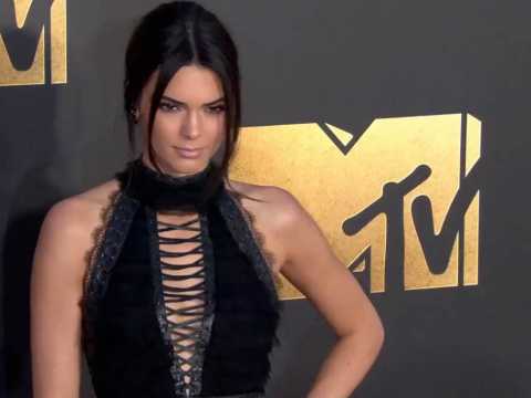VIDEO : Exclu Vidéo : Kendall Jenner enflamme le tapis rouge des MTV Awards 2016 !