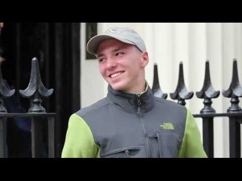 VIDEO : Rocco Ritchie a un grand sourire en rendant visite  sa mre  Londres