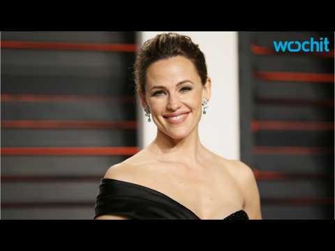 VIDEO : Jennifer Garner Says She Is Doing Well Single