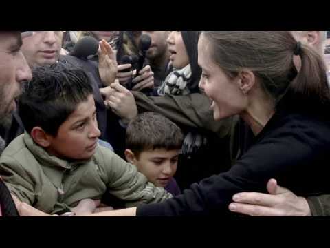 VIDEO : Angelina Jolie en visite en Grce pour les familles qui fuient la guerre