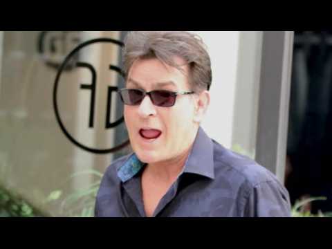 VIDEO : Charlie Sheen demande  la cour de rduire ses paiements de pensions alimentaires