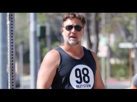 VIDEO : Russell Crowe Has Lost 51 Pounds Since August