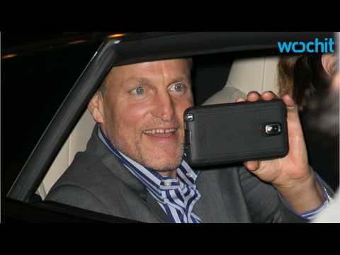 VIDEO : Woody Harrelson Wants a Hunger Games Spin-Off So He Can Kiss Elisabeth Banks
