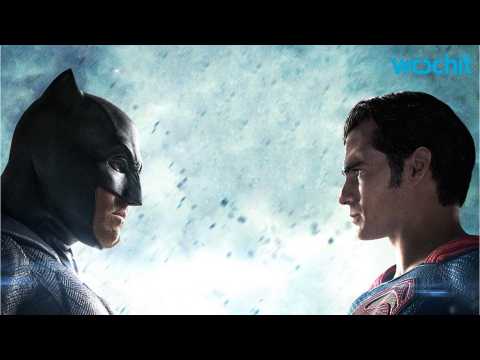 VIDEO : Zack Snyder Says There Will Be R-Rated Batman V Superman Cut