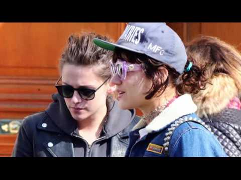VIDEO : Kristen Stewart Spotted in Paris with Rumored Girlfriend