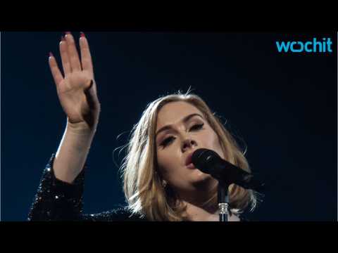 VIDEO : Adele Says Hello to Her Son Who Watches Her in Concert for the First Time