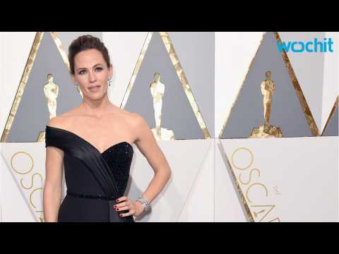 VIDEO : Jennifer Garner Talks Oscar Dress and Difficulty Breathing