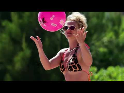 VIDEO : Britney Spears Wears Revealing Leopard Bikini in Hawaii