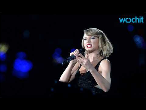 VIDEO : Taylor Swift Raps In A New Commercial