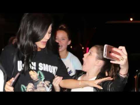 VIDEO : Kylie Jenner Yells at Fan, Explains Herself on Twitter