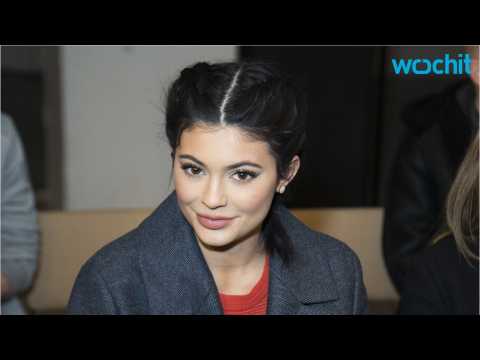 VIDEO : Kylie Jenner Drops New Lip Gloss Line