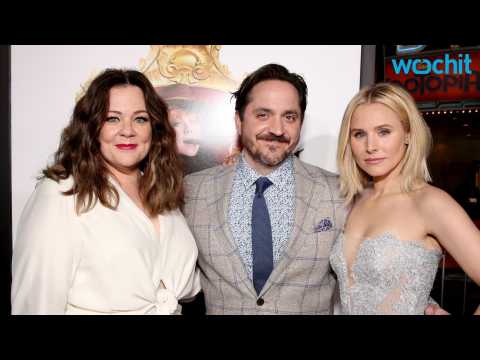 VIDEO : Melissa McCarthy and Kristen Bell Get Handsy With Each Other