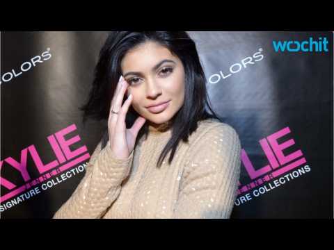 VIDEO : Kylie Jenner Dons Pink Wig for April Issue of 'PAPER' Magazine