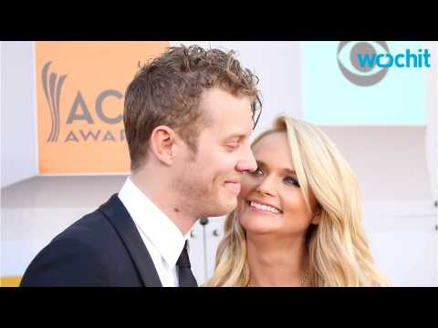 VIDEO : Miranda Lambert and Anderson East Cozy on Red Carpet