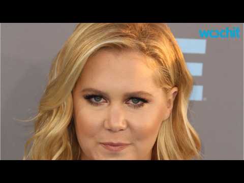 VIDEO : Amy Schumer Leaves a $1,000 Tip on a $77 Bill