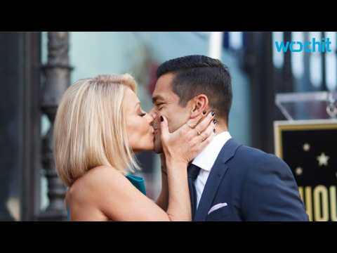 VIDEO : Kelly Ripa and Mark Consuelos Get Hot