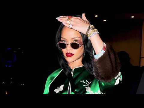 VIDEO : Le garde du corps de Rihanna laisse une porte la heurter !