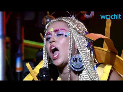 VIDEO : Miley Cyrus Cat Scratch Fever