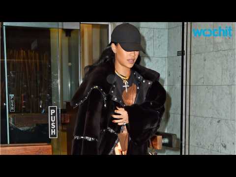 VIDEO : Rihanna Steps Out in NYC in R.Kelly T-Shirt