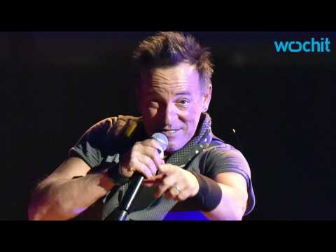 VIDEO : Bruce Springsteen Writes Tardy Note for Young Fan