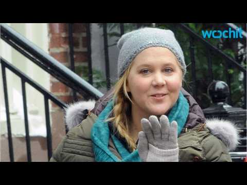 VIDEO : A Few Lucky Bartenders Get Ultimate Tip From Amy Schumer